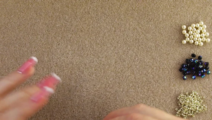 Prepare your thread: Add 100 cm (40 inches) of beading thread.