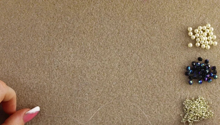 Secure the circle: Go back through all the beads to ensure the circle is complete. Exit the thread through the first 11/0 seed bead after the pearl.