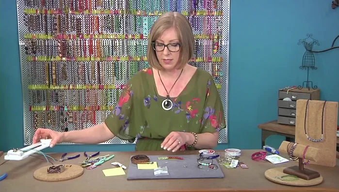 Apply glue to the inside of the clasp, insert the braid ends and press flat.