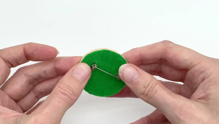 Secure the thread with a knot between the felt layers at the beginning and end.