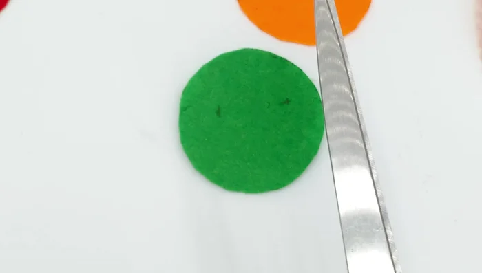 Make two small slits in the back felt for the pin clasp and hinge (vertical and horizontal).