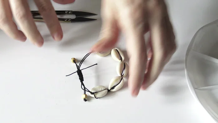 Secure the sliding knot: Trim and burn the ends of the short cord to secure the knots.