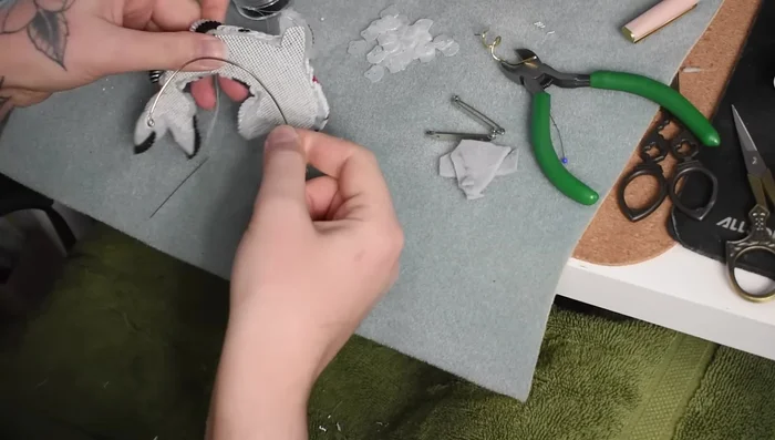 Add bendable wire to enhance the brooch’s shape and poseability.