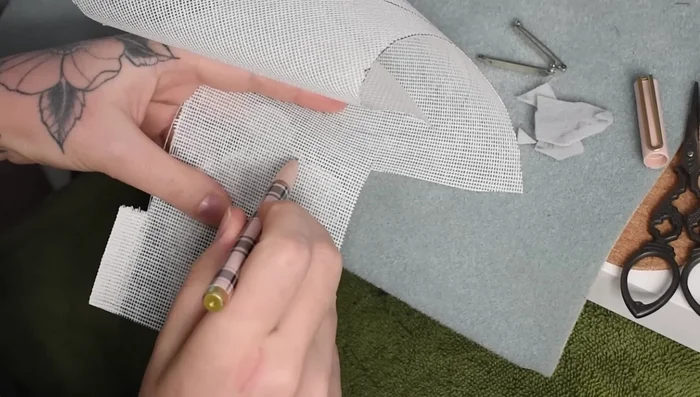 Add bendable wire to enhance the brooch’s shape and poseability.