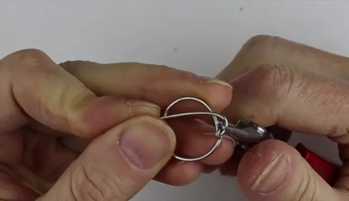 Create a small loop on the opposite end using round pliers. 