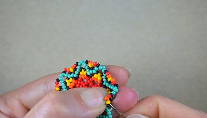 Reinforce the joint by going several times around it, make a knot, and cut the thread.