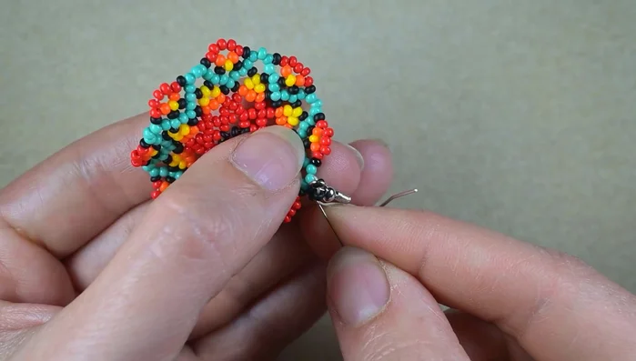 Reinforce the joint by going several times around it, make a knot, and cut the thread.