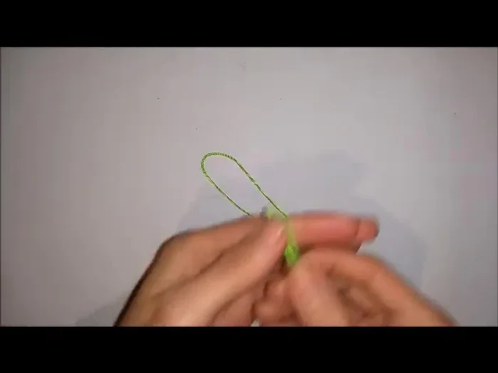 Prepare longest cords: Take both ends of your longest card and run them through your fingers to find the center. Match this center with the center of the shortest card and tie a knot.