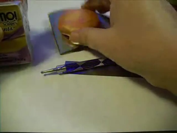 Create marbled orange clay by mixing 18-karat gold clay with transparent red clay.