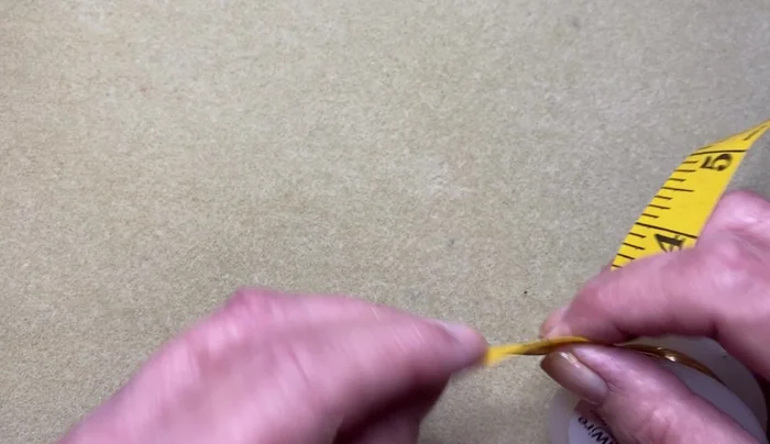 Mark 2.5cm (1 inch) on each wire piece.