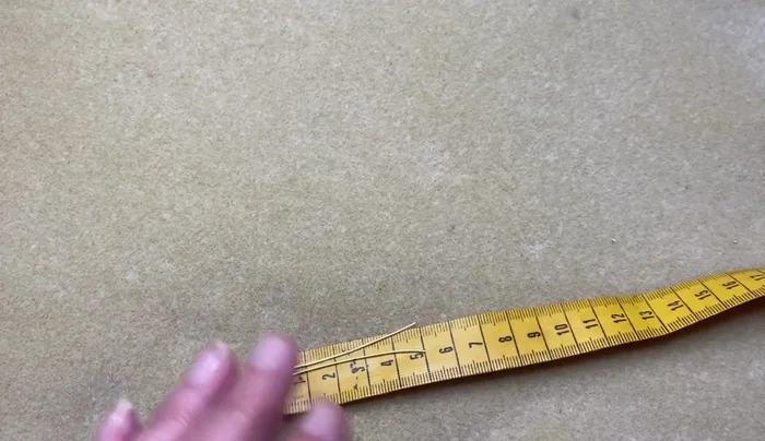 Mark 2.5cm (1 inch) on each wire piece.