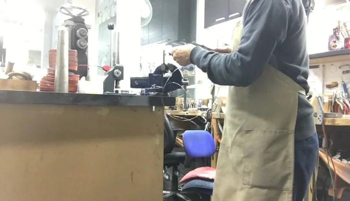 Smooth the wire ends: Use emery paper to smooth the ends of the wire to fit in the hand drill.