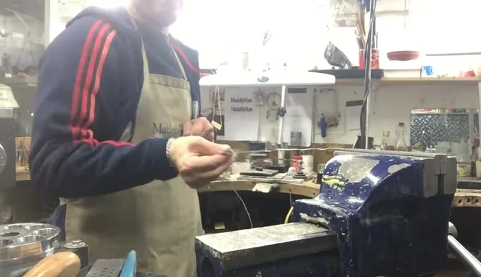 Smooth the wire ends: Use emery paper to smooth the ends of the wire to fit in the hand drill.