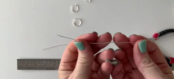 Secure the ring at the back by overlapping and connecting the wires, ensuring the connection is in the middle.