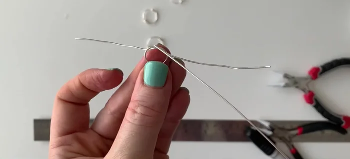 Secure the ring at the back by overlapping and connecting the wires, ensuring the connection is in the middle.