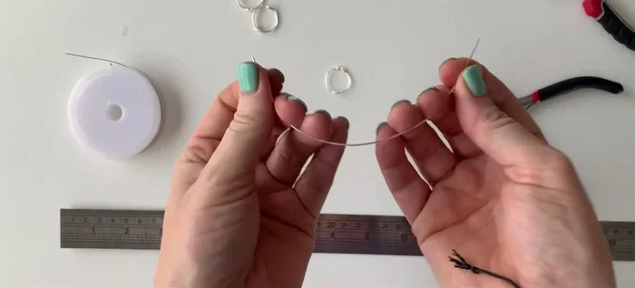 Position the knot in the middle of the wire and tighten with pliers.