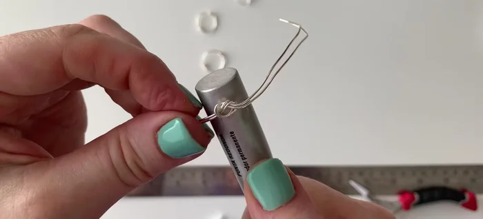 Secure the ring at the back by overlapping and connecting the wires, ensuring the connection is in the middle.