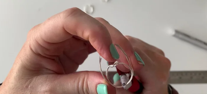 Secure the ring at the back by overlapping and connecting the wires, ensuring the connection is in the middle.