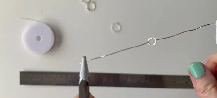 Position the knot in the middle of the wire and tighten with pliers.