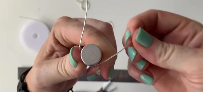 Adjust the size by gently pushing or pulling the wire.