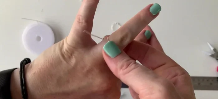 Adjust the size by gently pushing or pulling the wire.