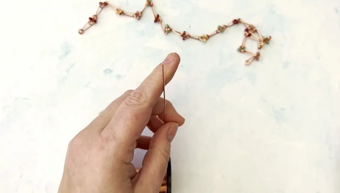 Cut 7cm of 1mm copper wire.