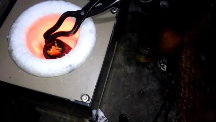 Waiting for the gold to melt (temperature check at 2080)