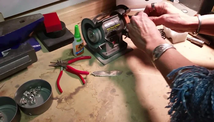 Bend the other end: Use a mini pin and ring forming block to bend the other end of the silverware backward, ensuring the decorative side faces up.