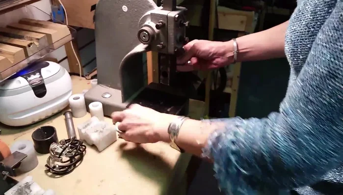 Bend the other end: Use a mini pin and ring forming block to bend the other end of the silverware backward, ensuring the decorative side faces up.