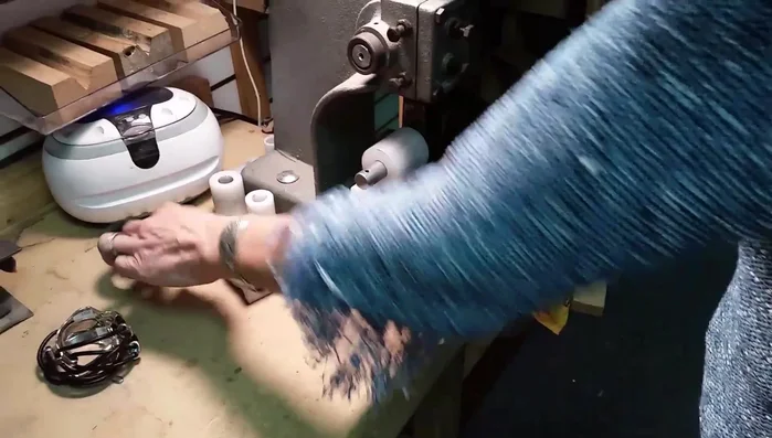 Bend the other end: Use a mini pin and ring forming block to bend the other end of the silverware backward, ensuring the decorative side faces up.