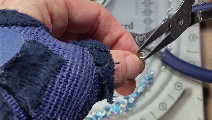 Attach bead links: Attach the bead links and figure eight links alternately along the beaded wire.