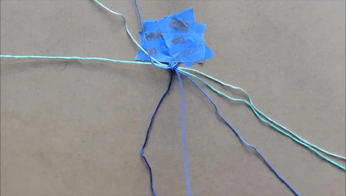 Continue the pattern: When the two strands meet in the middle, take the right strand and do the backward four over the left strand twice. After this, switch left and right strands and keep forming knots from the outside strands into the center to create more rows.