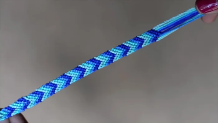 Complete the bracelet: Continue forming knots until the bracelet reaches the desired length. Finish with a knot.