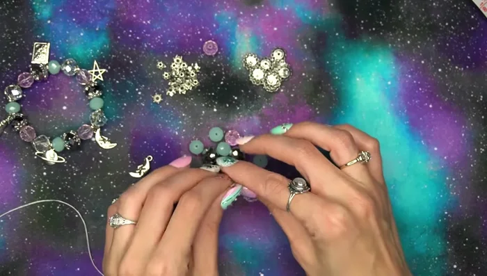 Pre-stretch the elastic cord to prevent sagging.