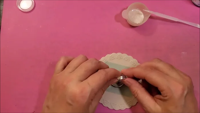 Add another thin layer of resin to secure the wire ring and cure for 180 seconds.