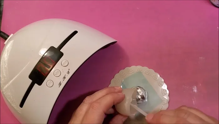 Add another thin layer of resin to secure the wire ring and cure for 180 seconds.