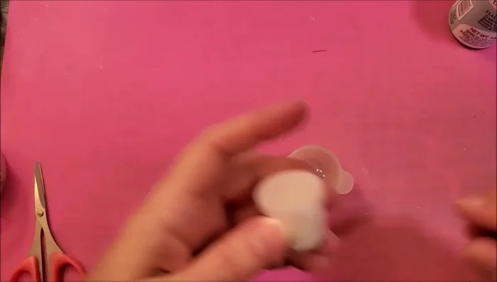 Mix pearlized micro powder with UV resin and apply a thin layer to the bottom of the ring, cure for 90 seconds.