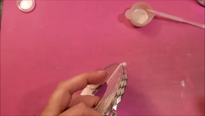 Add another thin layer of resin to secure the wire ring and cure for 180 seconds.