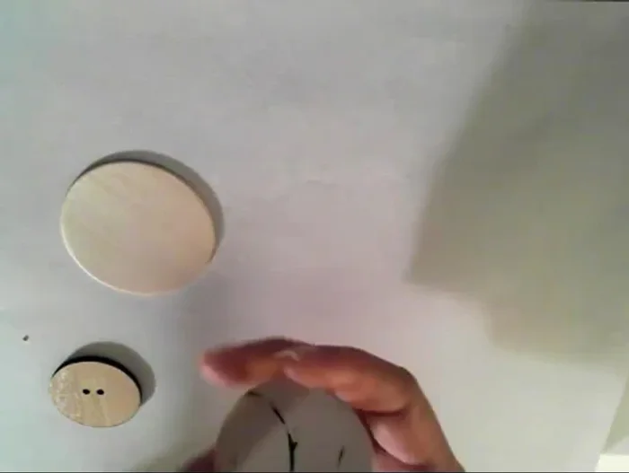 Prepare the wooden circle shapes. Optional: Apply a primer or white base coat for color vibrancy.