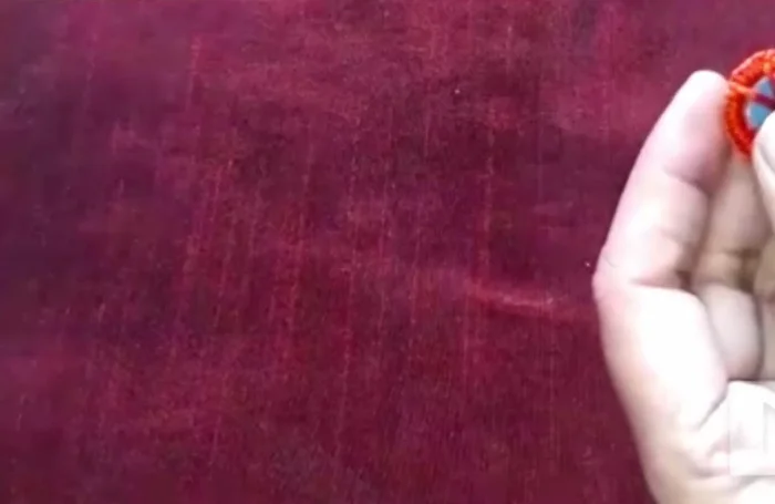 Finishing touches: Neatly tuck the thread ends to the back and secure them with glue to prevent them from showing on the front.