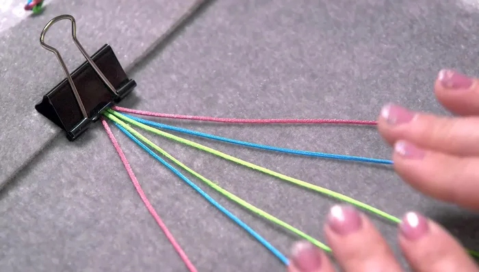 Determine knot pattern (e.g., 2 forward knots on the left, 3 backward knots on the right).