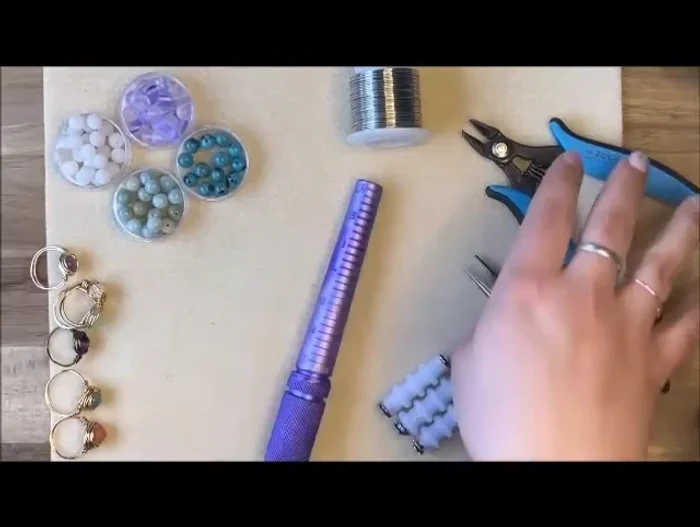 Prepare the wire: Cut approximately 16 inches of 20-gauge wire (adjust based on your ring size). Use the wire straightener to remove kinks.