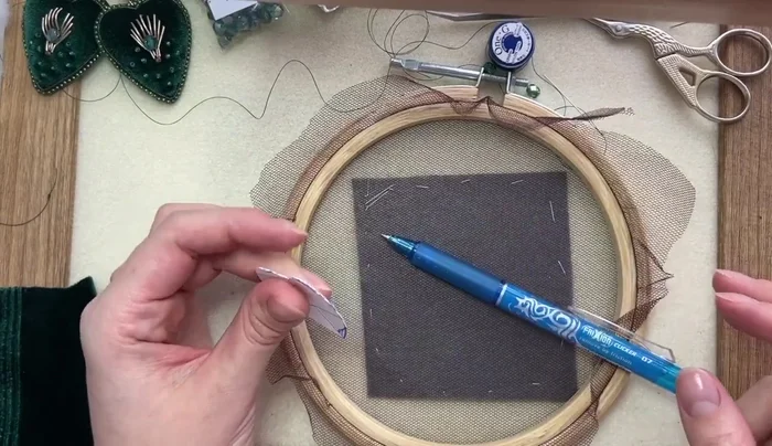 Prepare the velvet and felt. Transfer the heart pattern onto the felt.