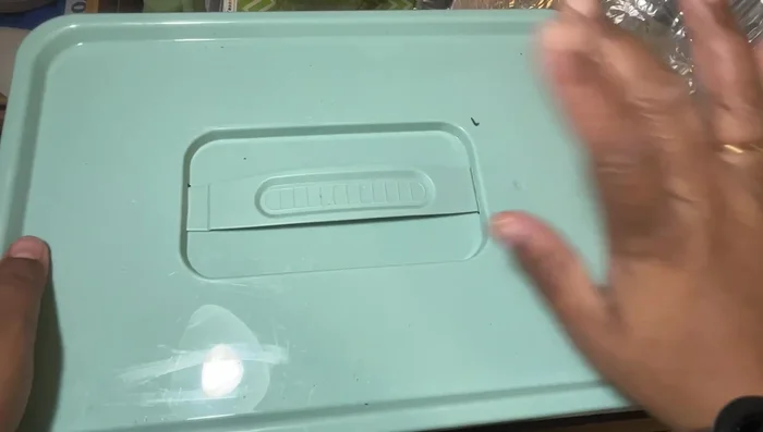 Dry the flowers completely (2 weeks): Silica gel preserves the color and shape.