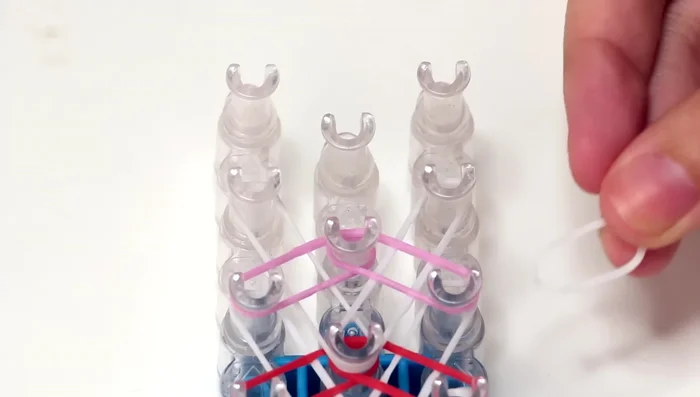 Cap band: Create a cap band (figure 8 shape), place it on the last pin of the middle row.