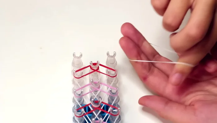 Cap band: Create a cap band (figure 8 shape), place it on the last pin of the middle row.