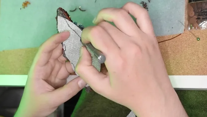 Add a stabilizing copper wire structure inside the brooch.