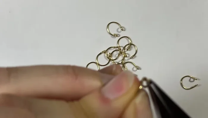 Connect the horseshoe links together by opening the loops on one end of each link and hooking them onto the loops of the adjacent link. Close the loops tightly.