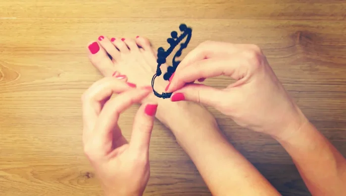 Open the sliding knots, adjust the anklet on your ankle, and tighten.