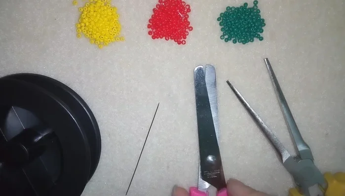 Prepare materials: 3 colors of seed beads, scissors, size 10 beading needle, and monofilament.